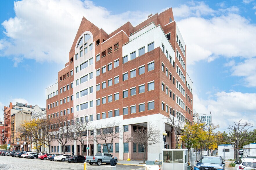 2 Hudson Pl, Hoboken, NJ à louer - Photo de l’immeuble – Image 3 sur 4