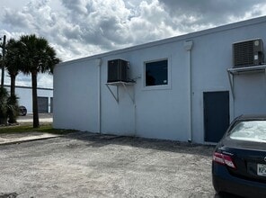 700 NW 57th Pl, Fort Lauderdale, FL à louer Photo de l’immeuble– Image 2 sur 7