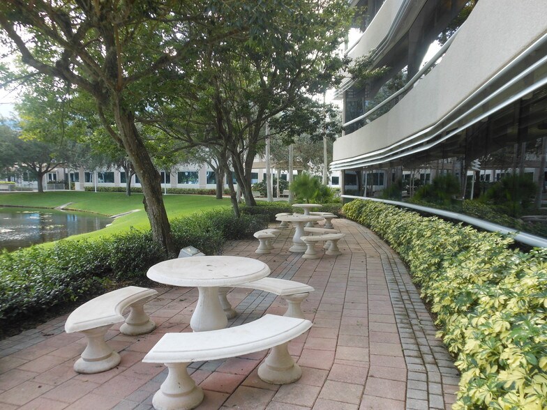 100 Paramount Dr, Sarasota, FL à louer - Photo de l’immeuble – Image 3 sur 14