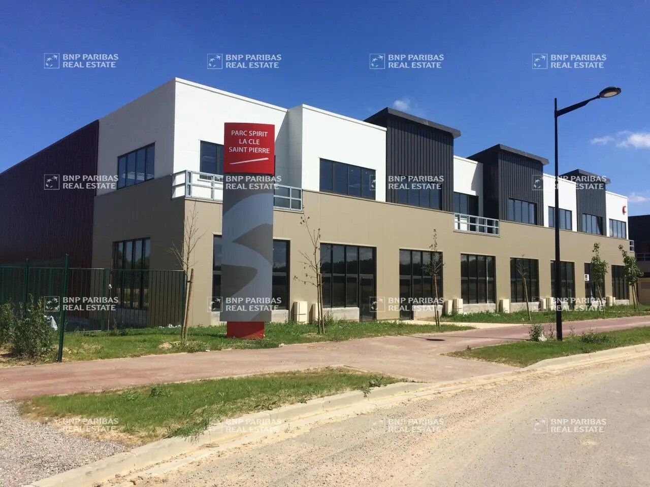 Local d'activités dans Saint-Pierre-du-Perray à vendre Photo de l’immeuble– Image 1 sur 3