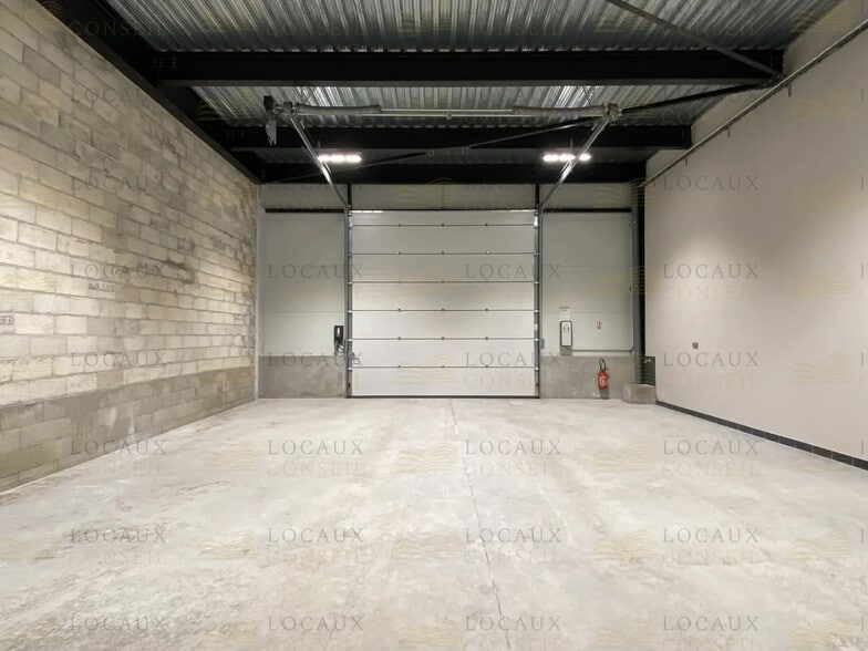 Local d’activités dans Les Pavillons-sous-Bois à louer - Photo de l’immeuble – Image 1 sur 14