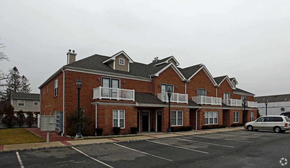 380-398 W Montauk Hwy, Lindenhurst, NY à louer - Photo principale – Image 1 sur 3
