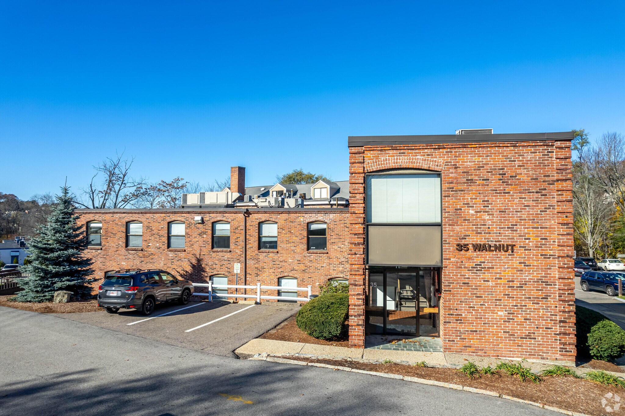 35 Walnut St, Wellesley, MA à louer Photo principale– Image 1 sur 7