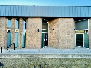 7058 Farrell Rd SE, Calgary, AB à louer Photo intérieure– Image 2 sur 21