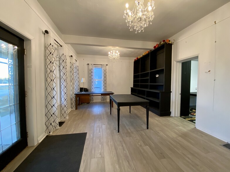 829 Lincolnway, Valparaiso, IN à louer - Photo de l’immeuble – Image 3 sur 13