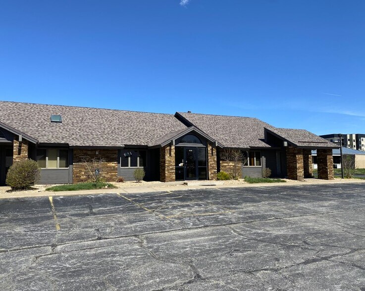 1200 E Woodhurst Dr, Springfield, MO à louer - Photo de l’immeuble – Image 1 sur 6