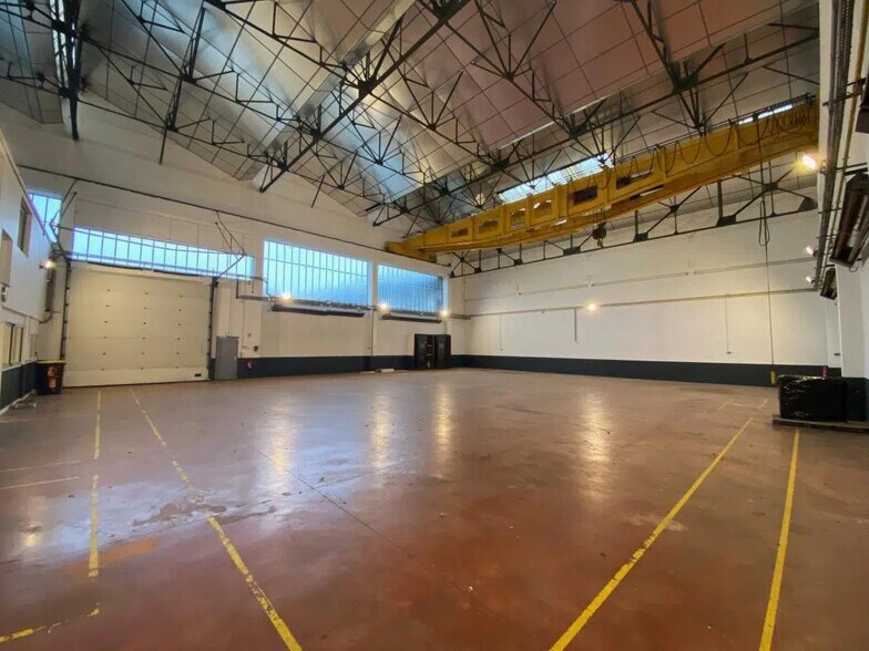 Local d'activités dans Vénissieux à vendre - Photo de l’immeuble – Image 2 sur 7