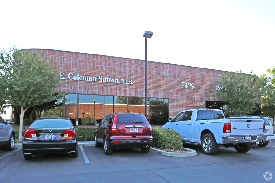 7429 N 1st St, Fresno, CA à vendre - Photo de l’immeuble – Image 2 sur 11