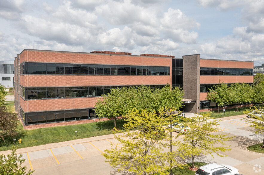 1089 Jordan Creek Pky, West Des Moines, IA à louer - Photo de l’immeuble – Image 1 sur 7