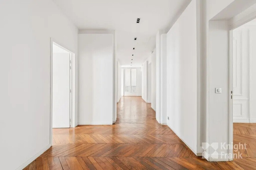 30 Rue De Miromesnil, Paris à vendre - Photo de l’immeuble – Image 2 sur 8