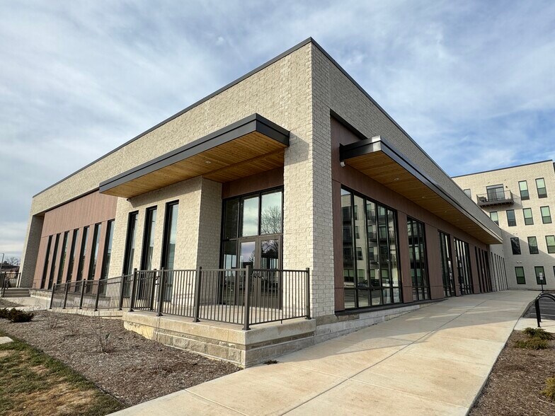 2974 Ochalla Dr, Fitchburg, WI à louer - Photo de l’immeuble – Image 2 sur 24