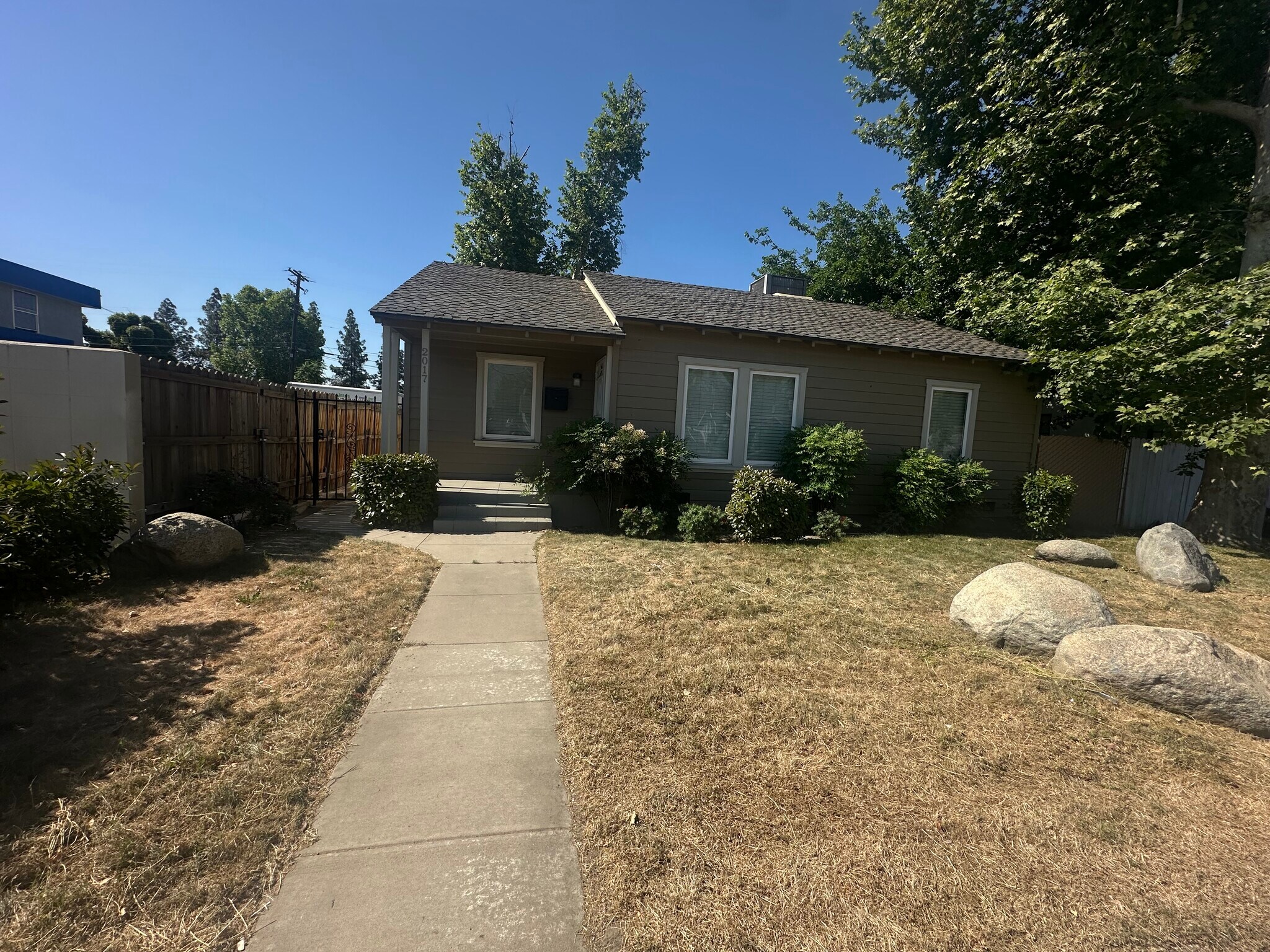 2017 Brundage Ln, Bakersfield, CA à louer Photo de l’immeuble– Image 1 sur 17