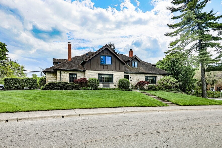 5760 N High St, Worthington, OH à louer - Photo de l’immeuble – Image 1 sur 11