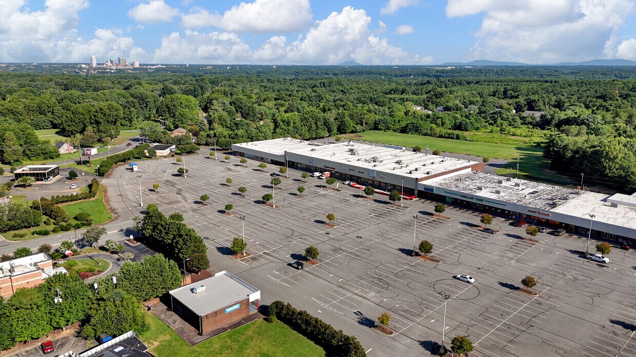 3035-3086 Waughtown St, Winston-Salem, NC à louer Photo principale– Image 1 sur 13