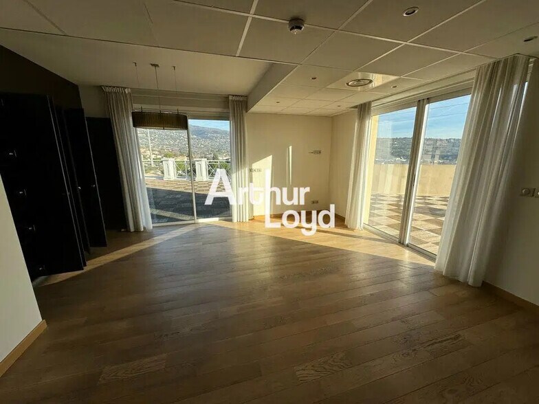Bureau dans Grasse à vendre - Photo de l’immeuble – Image 2 sur 12