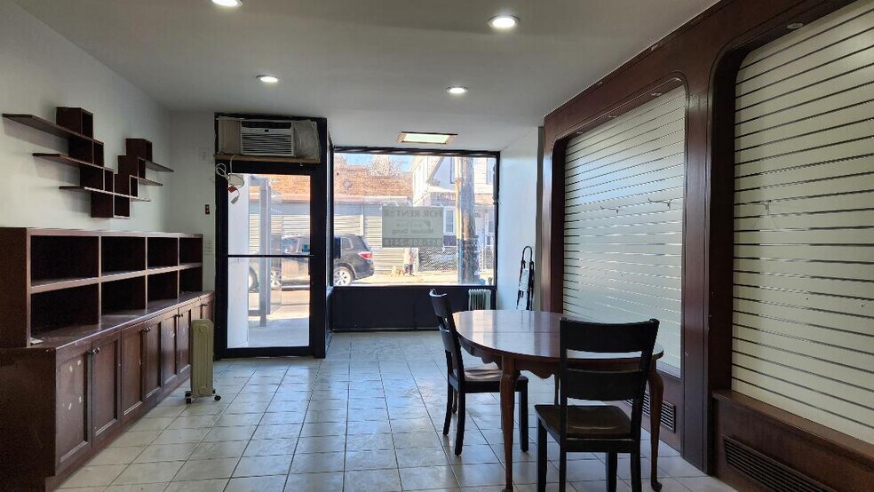 4365 Bowne St, Flushing, NY à louer - Photo de l’immeuble – Image 3 sur 7