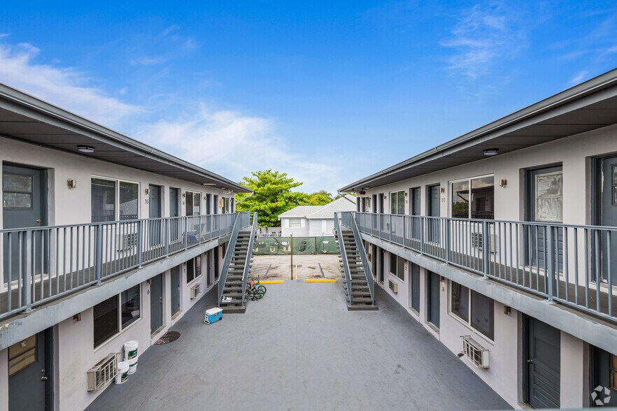 734 NW 80th St, Miami, FL à vendre - Photo de l’immeuble – Image 3 sur 20