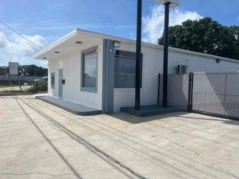 411 Clearlake Rd, Cocoa, FL à louer - Photo de l’immeuble – Image 3 sur 17