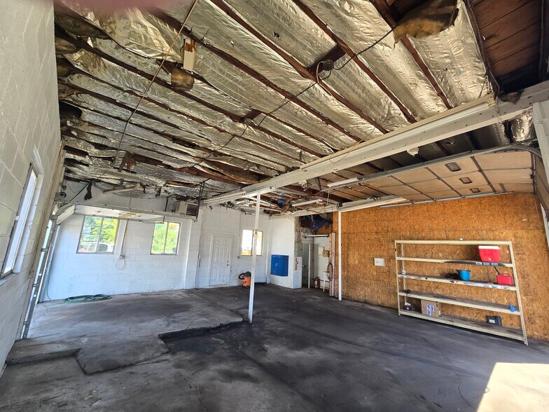 109 Fletcher Ave, Cranston, RI à louer - Photo de l’immeuble – Image 3 sur 5