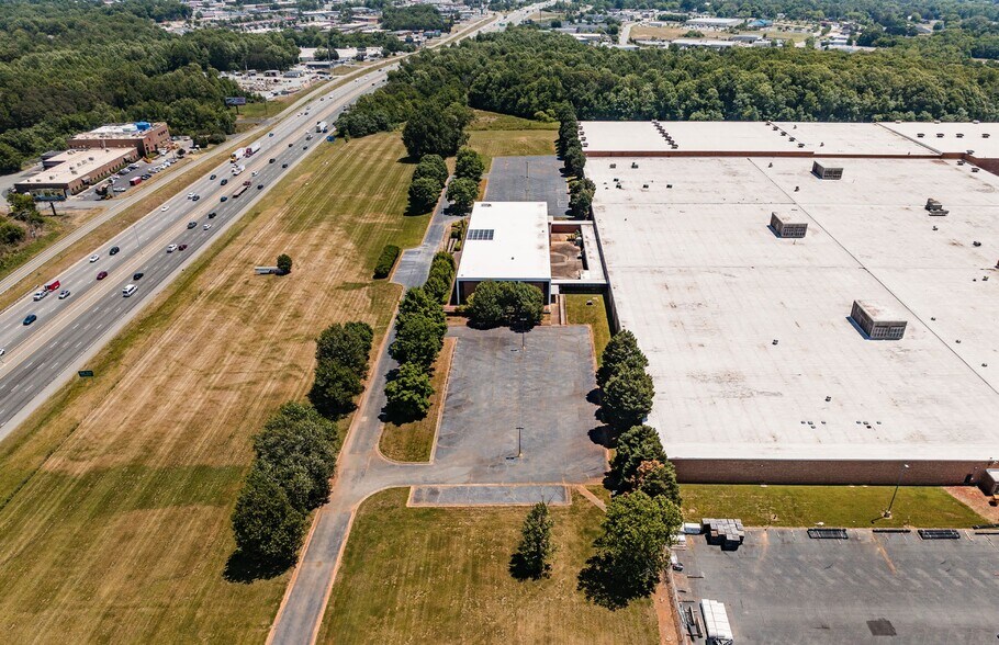 2516 Industry Dr, Burlington, NC à louer - Photo de l’immeuble – Image 3 sur 8