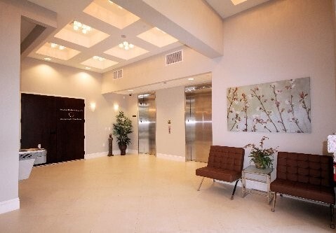 585 NW 161st St, Miami, FL à louer - Hall d’entrée – Image 3 sur 8
