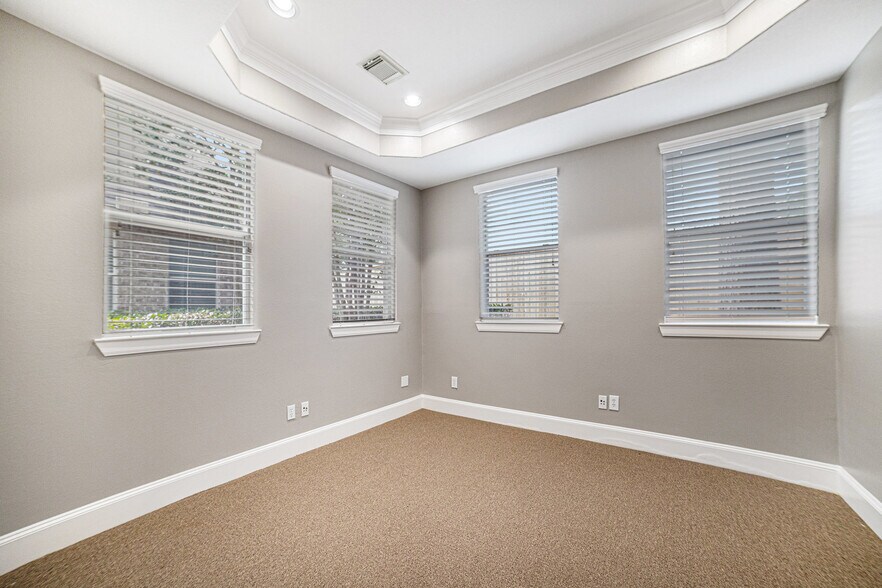 25511 Budde Rd, The Woodlands, TX à vendre - Photo de l’immeuble – Image 2 sur 15