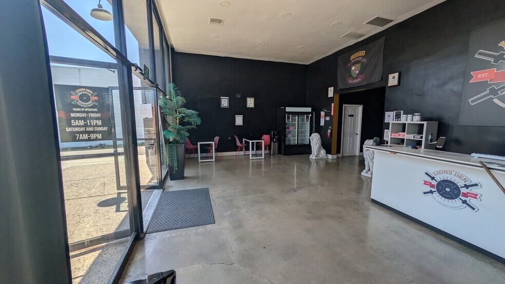 440 E Holt Ave, Pomona, CA à louer - Photo de l’immeuble – Image 3 sur 25
