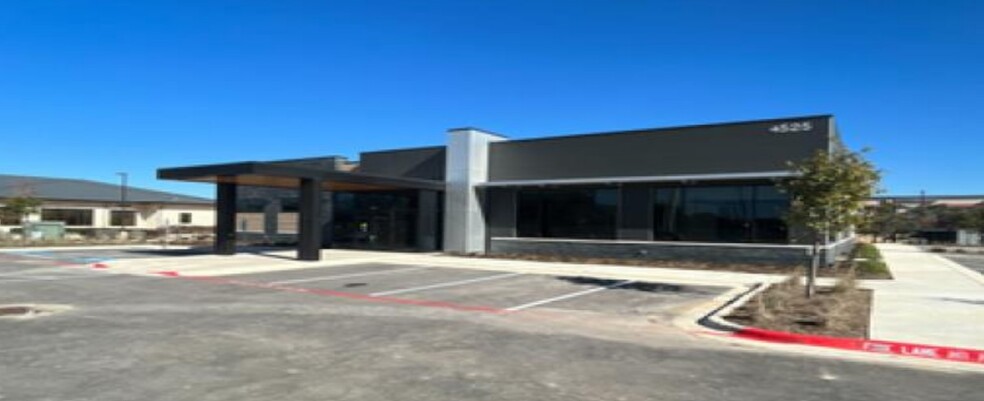 4525 Williams Dr, Georgetown, TX à louer - Photo de l’immeuble – Image 1 sur 3
