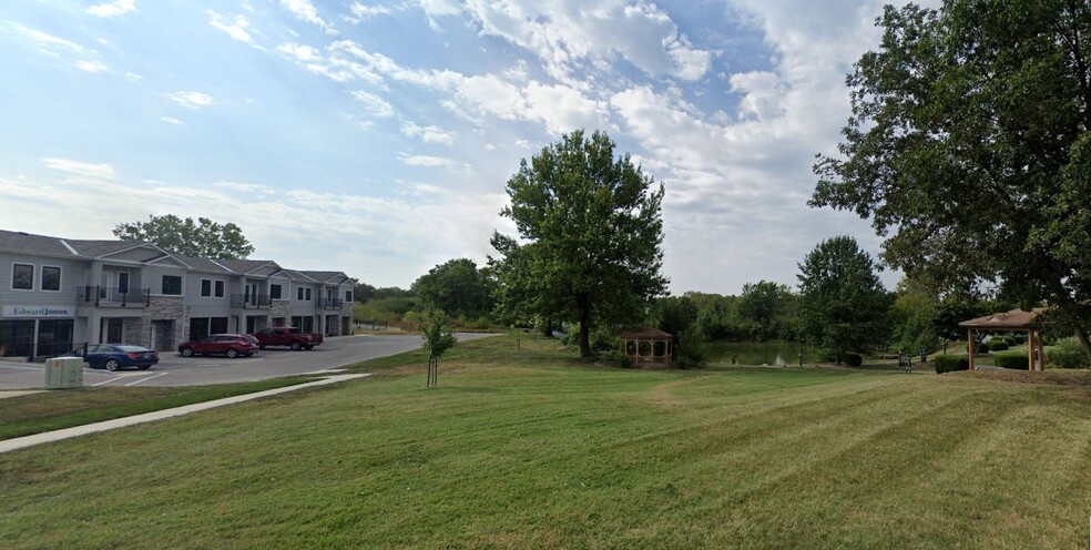 1010 Sugarland Dr, Pleasant Hill, MO à louer - Photo de l’immeuble – Image 2 sur 9