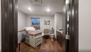 10625 W North Ave, Milwaukee, WI à louer Numérisation 3D Matterport– Image 1 sur 13