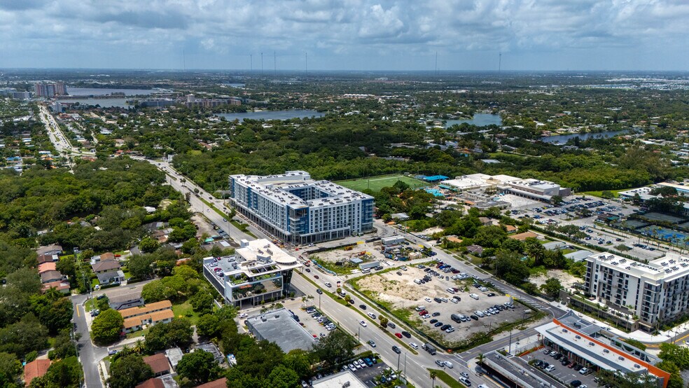 2420 NE Miami Gardens Dr, Miami, FL à louer - Photo de l’immeuble – Image 3 sur 16
