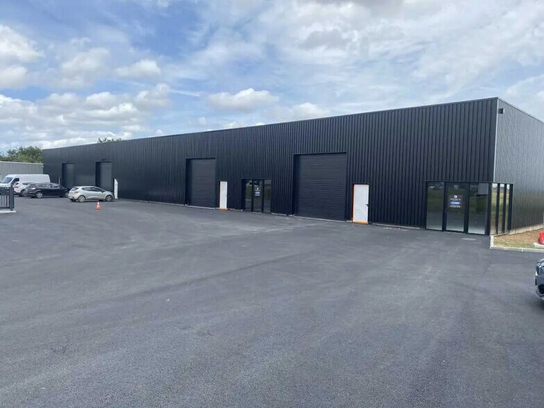 Local d’activités dans Démouville à louer - Photo de l’immeuble – Image 2 sur 5