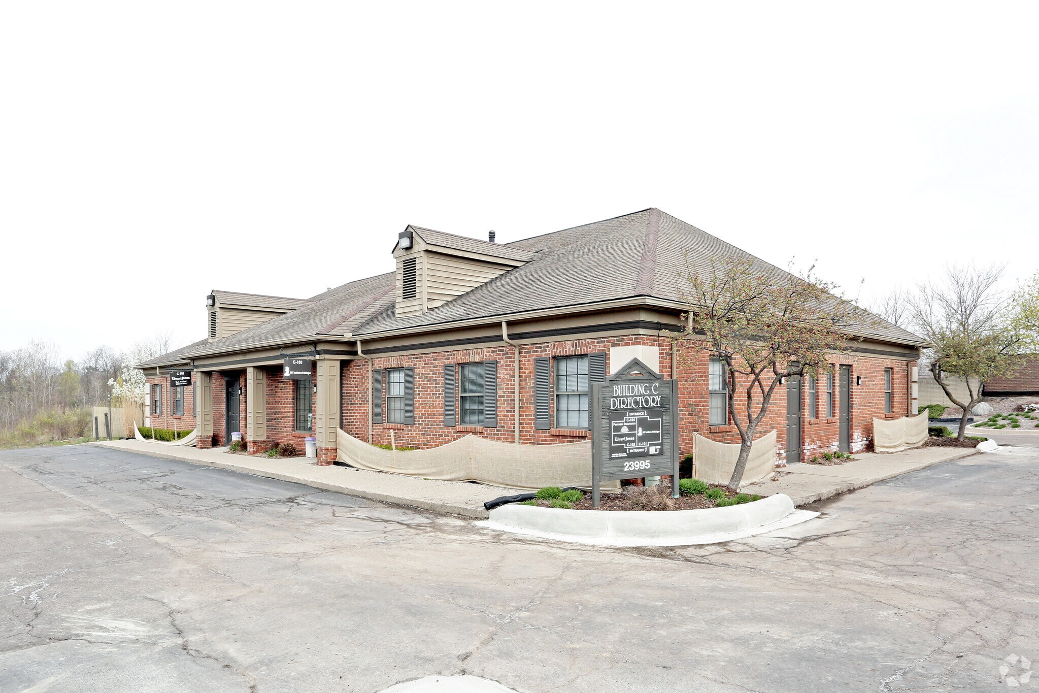 23995 Novi Rd, Novi, MI à louer Photo principale– Image 1 sur 10