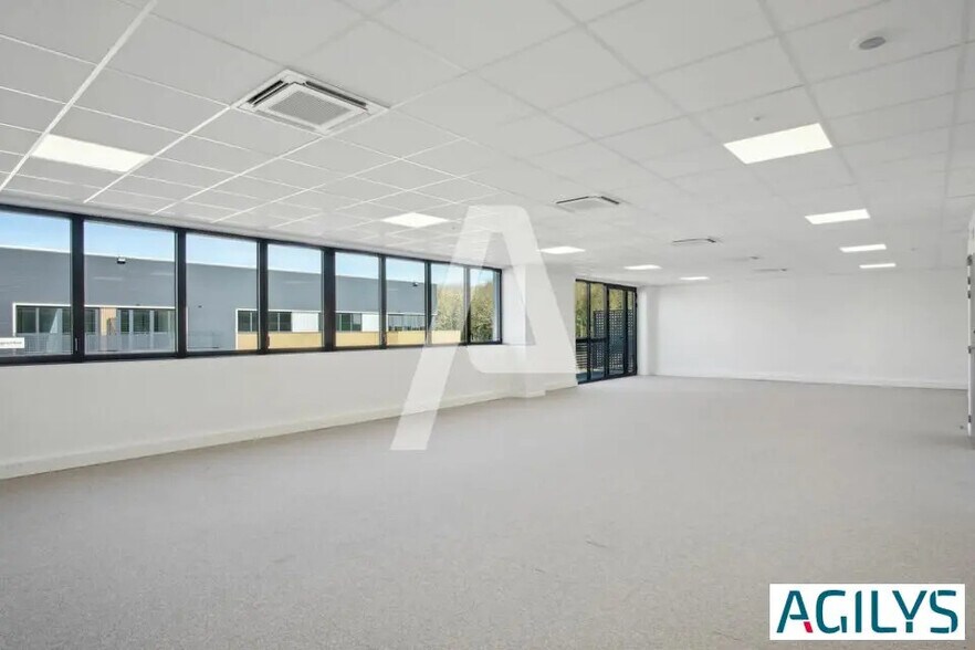 Local d’activités dans Chalifert à louer - Photo de l’immeuble – Image 3 sur 5