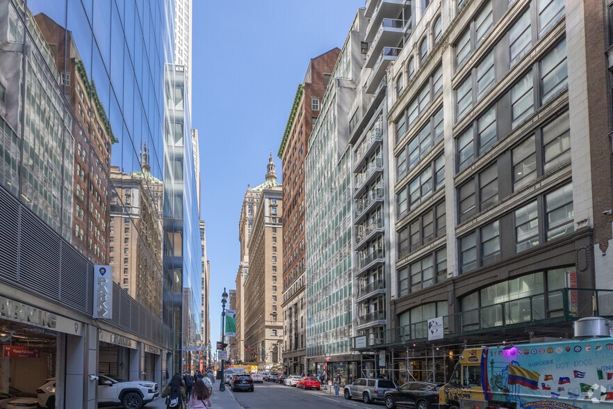 20 E 46th St, New York, NY à louer - Photo de l’immeuble – Image 1 sur 6