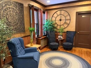 8 Bond St, Great Neck, NY à louer Photo intérieure– Image 1 sur 6