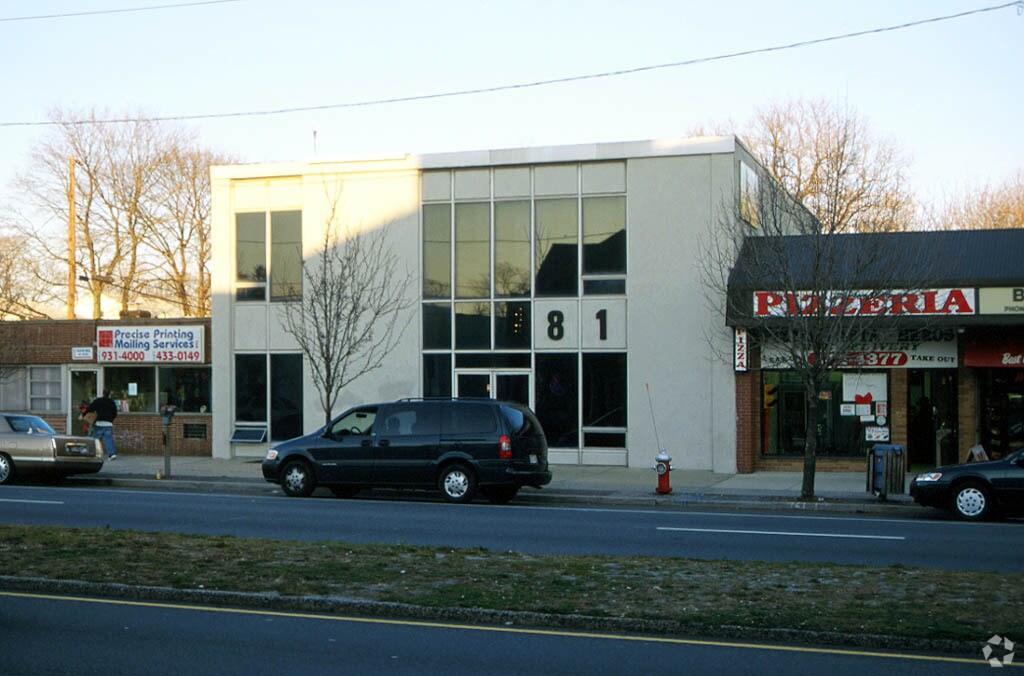 81 N Broadway, Hicksville, NY à louer Photo principale– Image 1 sur 2