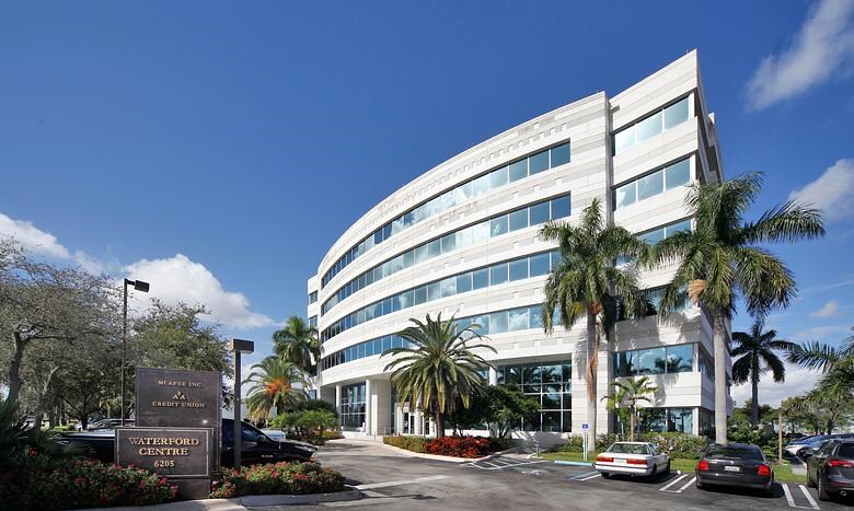 5200 Waterford District Dr, Miami, FL à louer - Photo principale – Image 1 sur 3