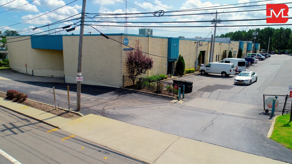 160-184 Express Dr S, Brentwood, NY à louer - Photo de l’immeuble – Image 3 sur 24