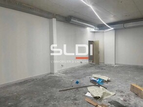 Local commercial dans Genas à louer Photo de l’immeuble– Image 2 sur 3