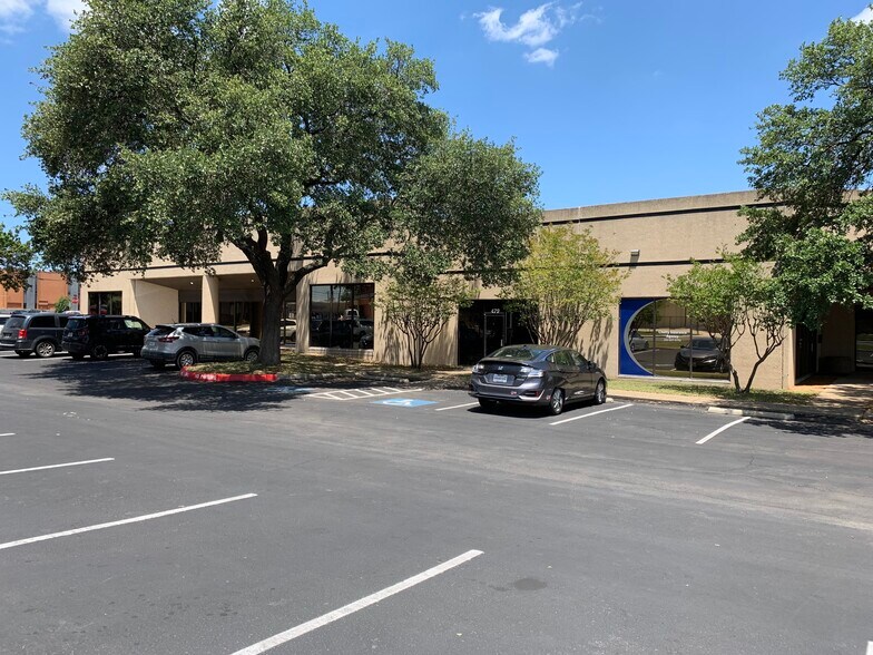 459-599 Spencer Ln, San Antonio, TX à louer - Photo de l’immeuble – Image 2 sur 8