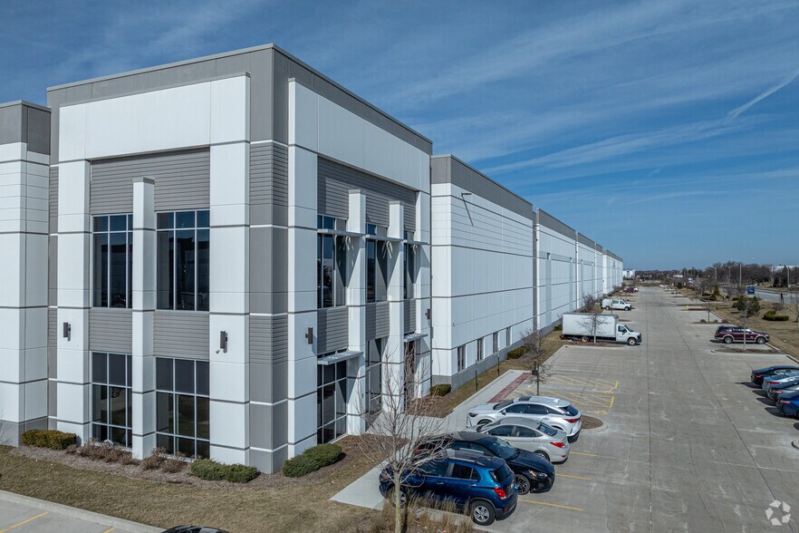 825 Veterans Pky, Bolingbrook, IL à louer - Photo de l’immeuble – Image 3 sur 5