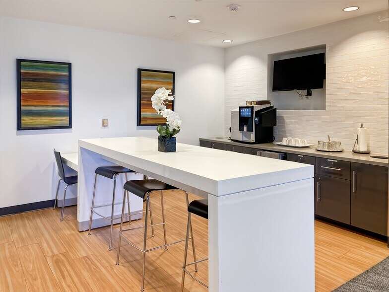 111 W Ocean Blvd, Long Beach, CA à louer - Photo de l’immeuble – Image 3 sur 16
