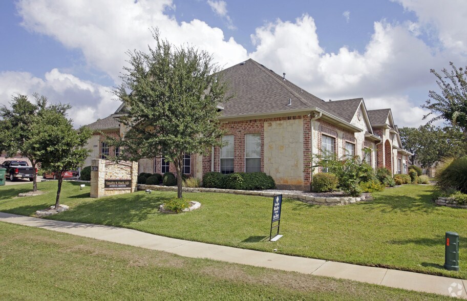 1204 Bent Oaks Ct, Denton, TX à vendre - Photo de l’immeuble – Image 3 sur 21