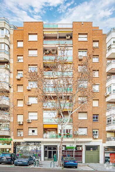 Immeuble residentiel dans Madrid, Madrid à vendre - Photo de l’immeuble – Image 2 sur 2