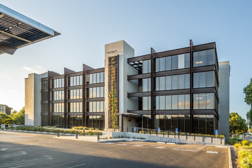 2082 Michelson Dr, Irvine, CA à louer - Photo de l’immeuble – Image 3 sur 4