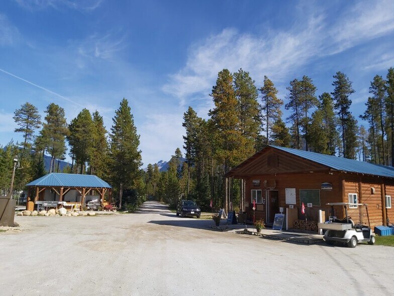 991 Frontage rd, Blue River, BC à vendre - Autre – Image 2 sur 21