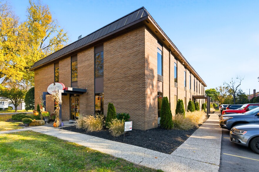 214 Breckenridge Ln, Louisville, KY à louer - Photo de l’immeuble – Image 2 sur 19