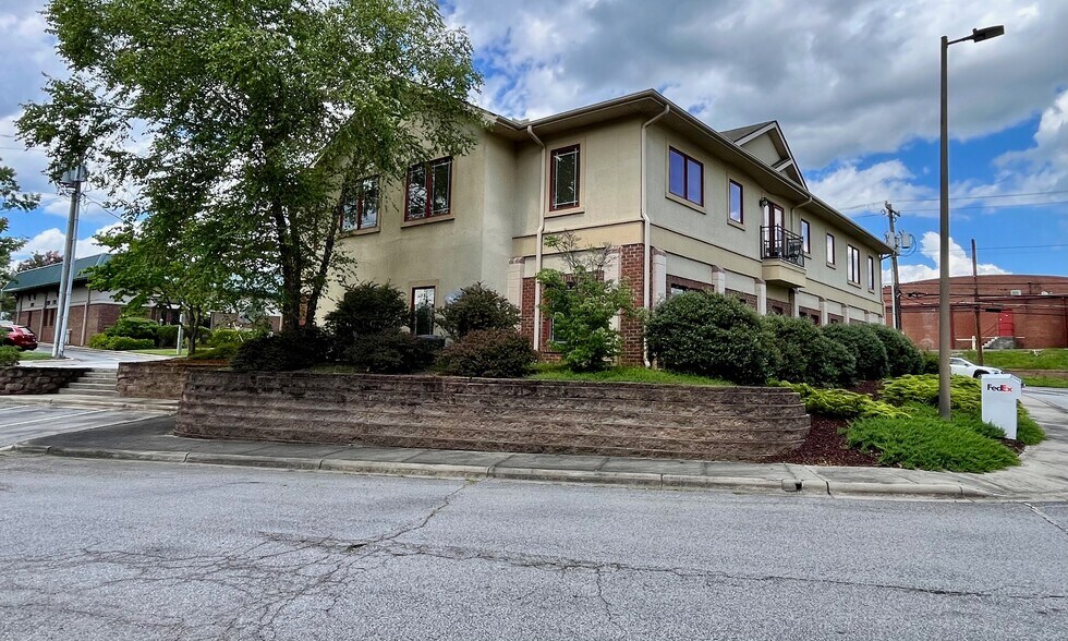 421 S Church St, Hendersonville, NC à vendre - Photo de l’immeuble – Image 3 sur 15