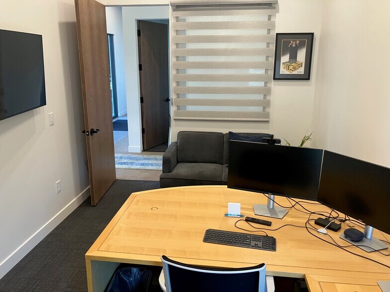 3833 E Indian School Rd, Phoenix, AZ à louer - Photo de l’immeuble – Image 3 sur 8